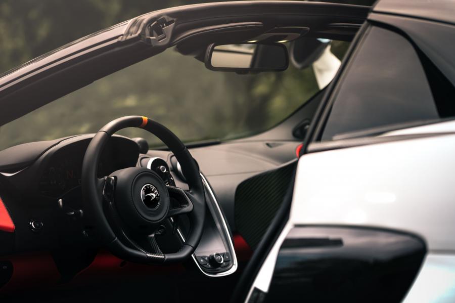 Интерьер McLaren 600LT Spider 2019 года  (NA) (фото 3 из 41)